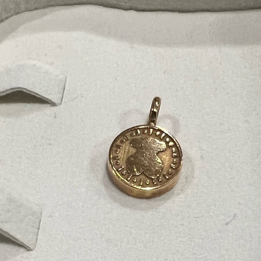 Vintage 1990s Solid gold Tous medal pendant